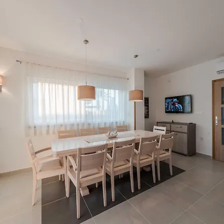 Deluxe Four Bedroom With Private Pool 6