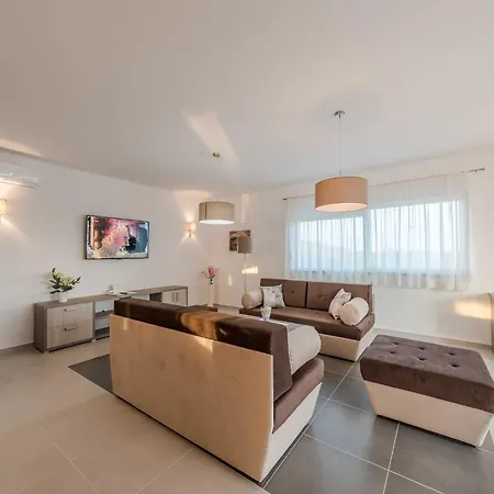 Deluxe Four Bedroom With Private Pool 6 Debeljak
