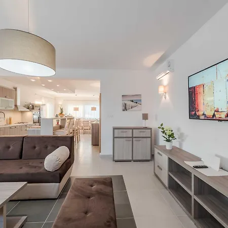 Deluxe Four Bedroom With Private Pool 6 Debeljak