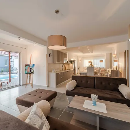 Deluxe Four Bedroom With Private Pool 6 * Debeljak