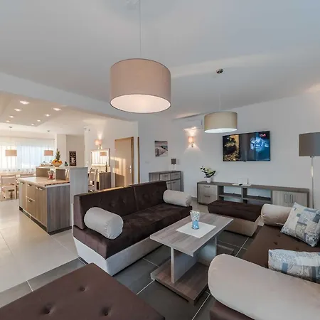 Deluxe Four Bedroom With Private Pool 6