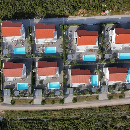 Deluxe Four Bedroom With Private Pool 6 빌라