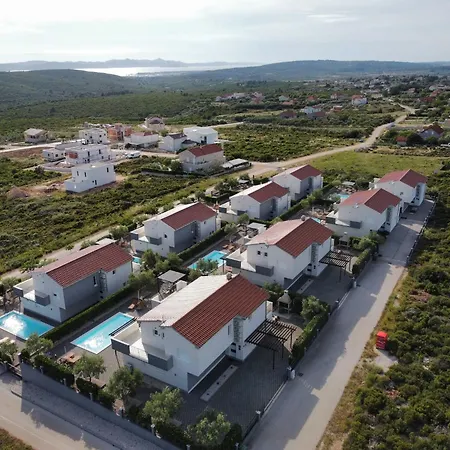 Villa Deluxe Four Bedroom With Private Pool 6