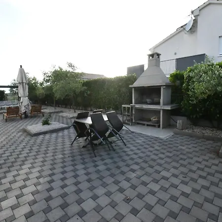 Deluxe Four Bedroom With Private Pool 6 Podvrsje