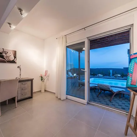 Vila Deluxe Four Bedroom With Private Pool 6 Debeljak