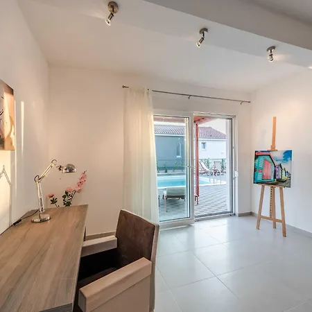 Deluxe Four Bedroom With Private Pool 6
