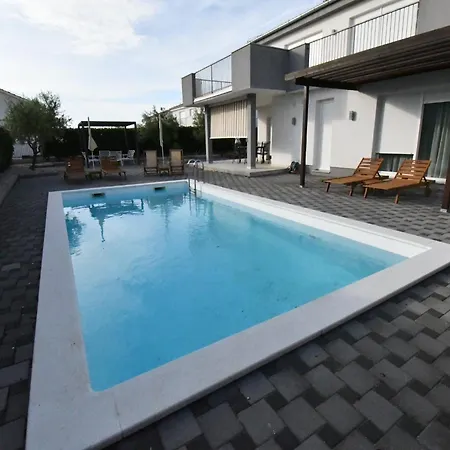 Vila Deluxe Four Bedroom With Private Pool 6 Debeljak