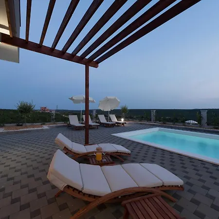 Deluxe Four Bedroom With Private Pool 6 Villa Podvrsje