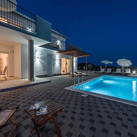 Deluxe Four Bedroom With Private Pool 6 Debeljak