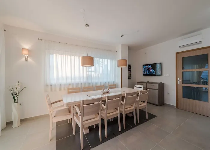 Deluxe Four Bedroom With Private Pool 6