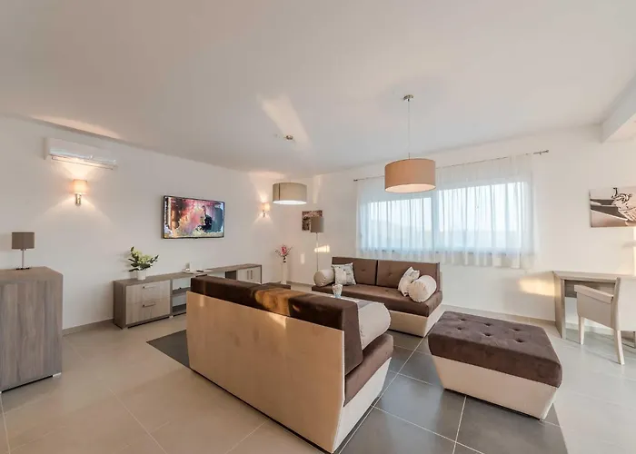 Deluxe Four Bedroom With Private Pool 6 Debeljak