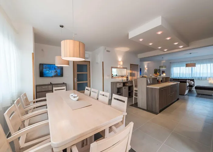 Deluxe Four Bedroom With Private Pool 6 빌라 Debeljak