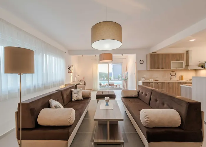 Deluxe Four Bedroom With Private Pool 6 *