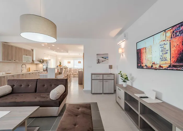 Deluxe Four Bedroom With Private Pool 6 Debeljak