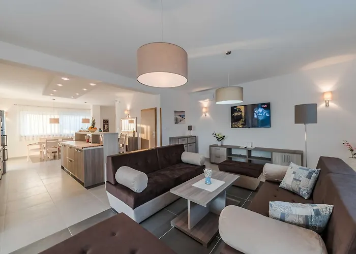 Deluxe Four Bedroom With Private Pool 6