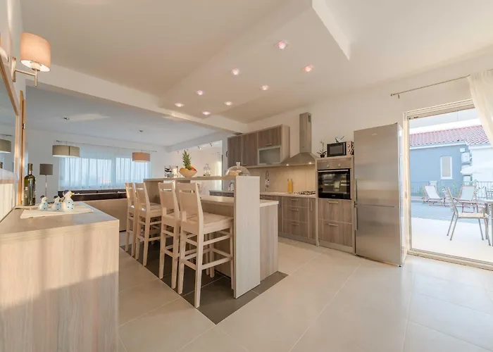 Deluxe Four Bedroom With Private Pool 6 빌라