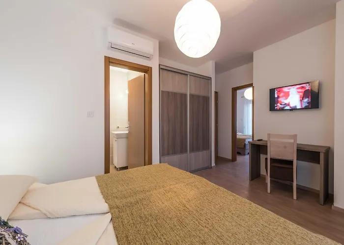 Deluxe Four Bedroom With Private Pool 6 빌라 Debeljak