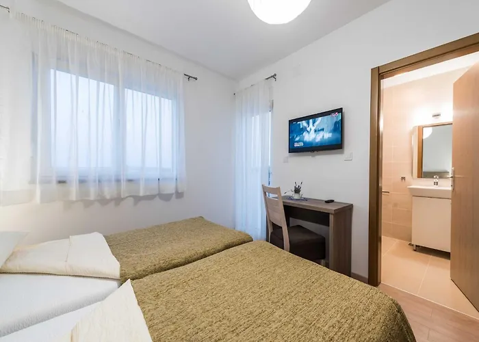 Deluxe Four Bedroom With Private Pool 6 * Debeljak
