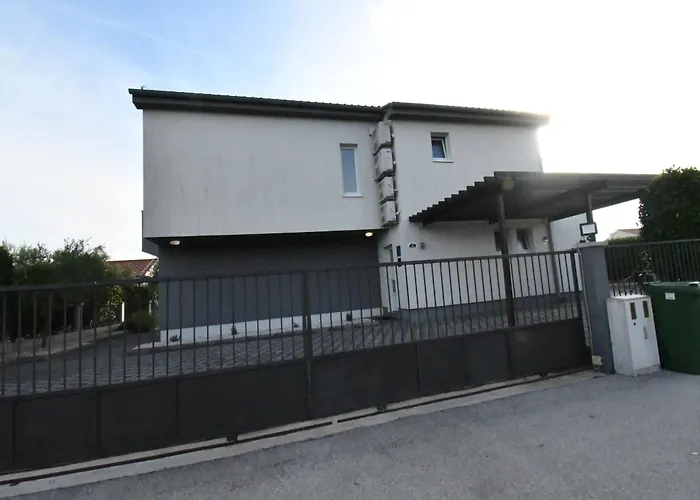 Deluxe Four Bedroom With Private Pool 6 빌라 Debeljak