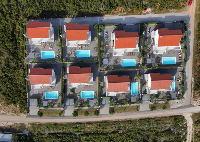 Deluxe Four Bedroom With Private Pool 6 빌라