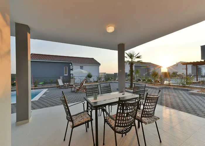 Deluxe Four Bedroom With Private Pool 6