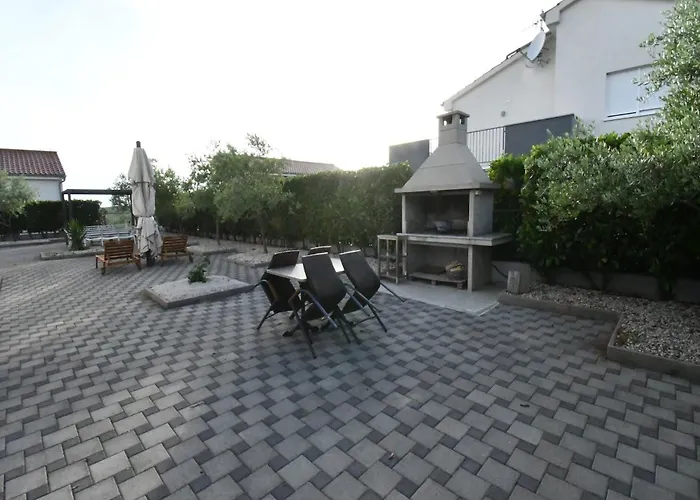 Deluxe Four Bedroom With Private Pool 6 Debeljak