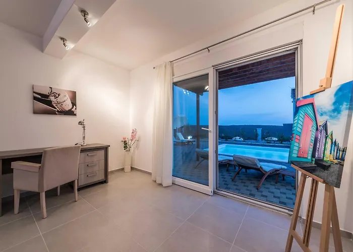 빌라 Deluxe Four Bedroom With Private Pool 6 Debeljak