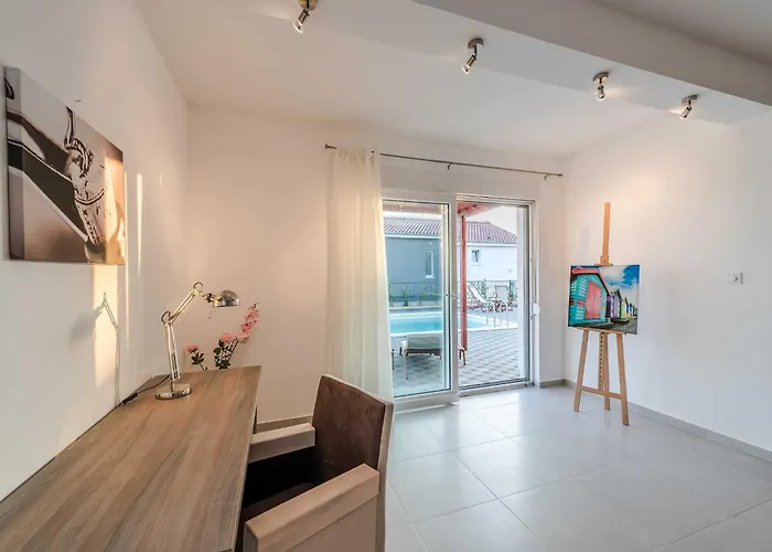 Deluxe Four Bedroom With Private Pool 6