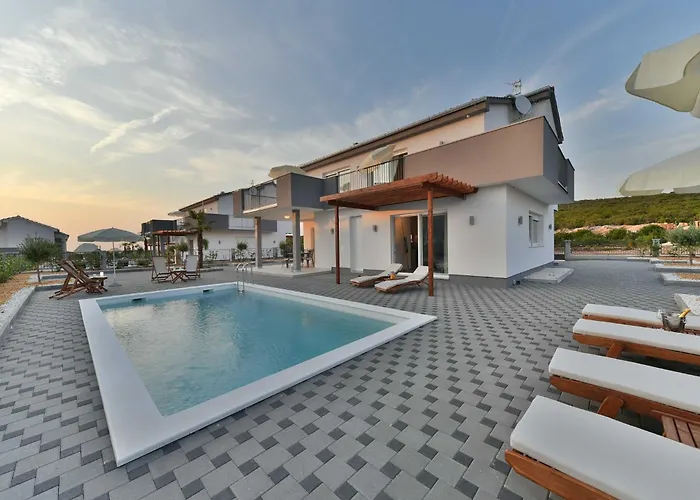 Deluxe Four Bedroom With Private Pool 6 * Debeljak