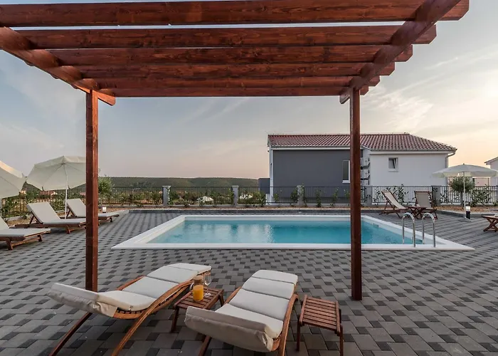 Deluxe Four Bedroom With Private Pool 6 빌라 Debeljak