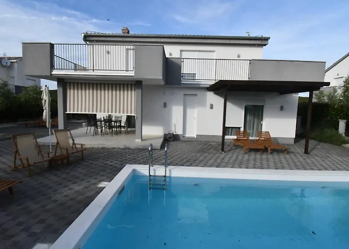 Deluxe Four Bedroom With Private Pool 6 *