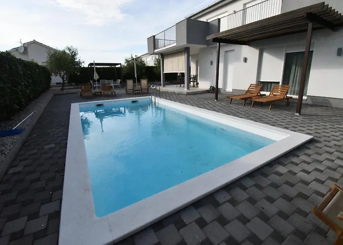 빌라 Deluxe Four Bedroom With Private Pool 6 Debeljak