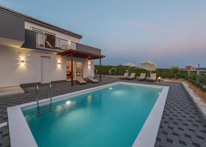 Deluxe Four Bedroom With Private Pool 6 *