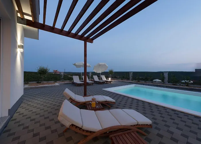 Deluxe Four Bedroom With Private Pool 6 빌라 Debeljak