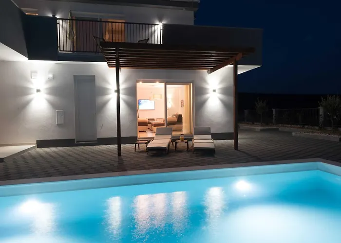 빌라 Deluxe Four Bedroom With Private Pool 6 Debeljak